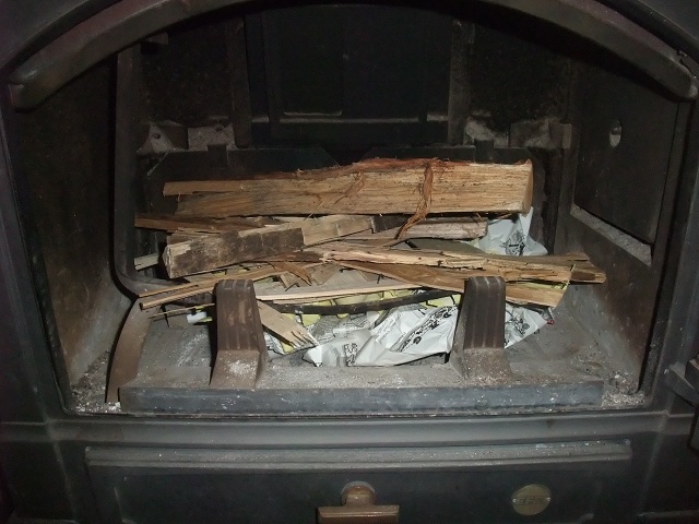 Allumer un feu de bois - mise en place du bois d'allumage ou des buches moyennes